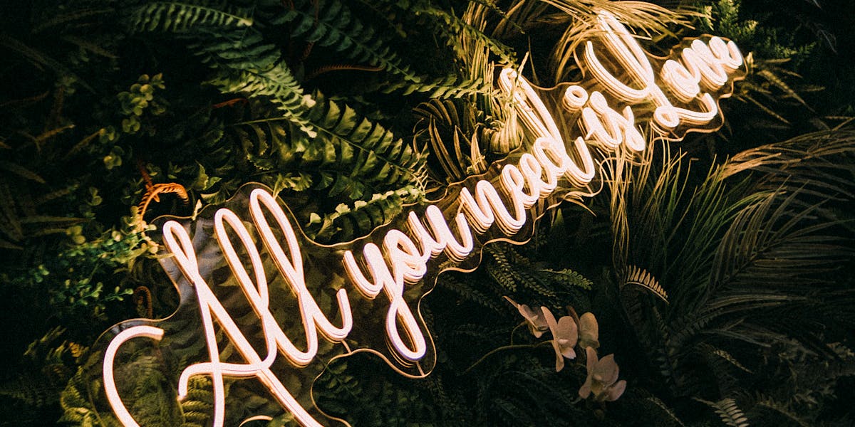 Quadros com Frases de Amor: Delicadeza na Decoração